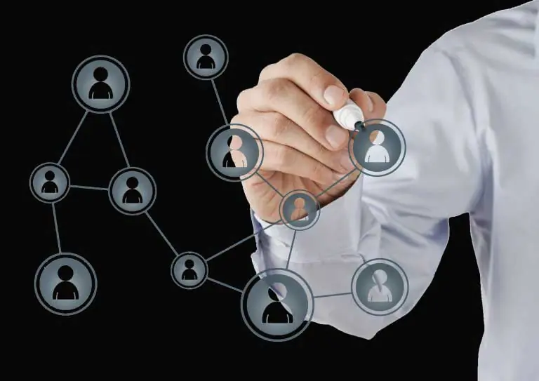 Emprendedor gestionando redes sociales desde su ordenador