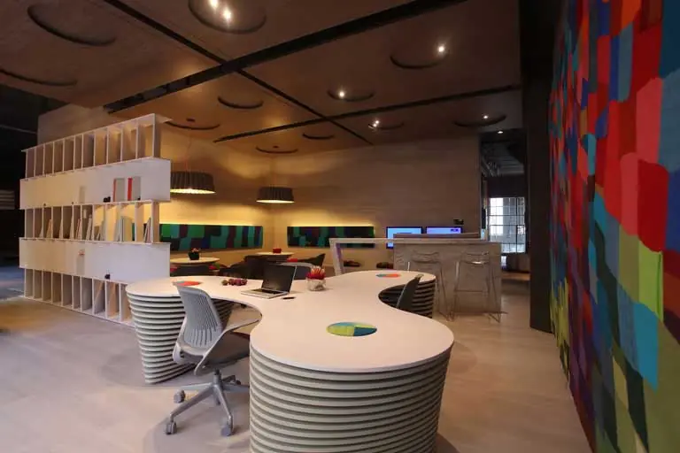 Furniture layout oriented toward energy savings